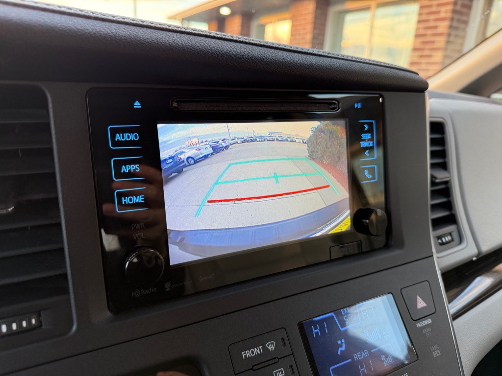 2016 Toyota Sienna Image 13