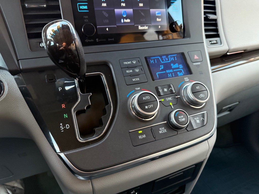 2016 Toyota Sienna Image 14