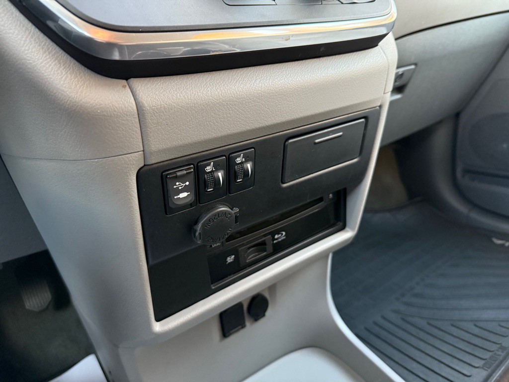 2016 Toyota Sienna Image 15