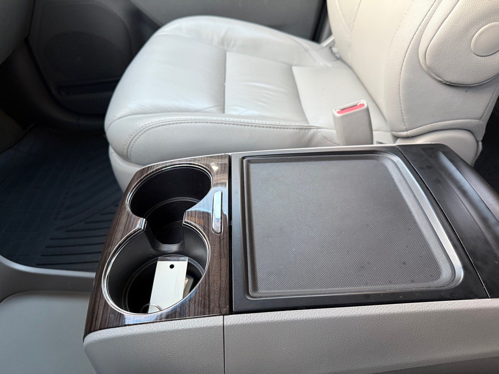 2016 Toyota Sienna Image 16