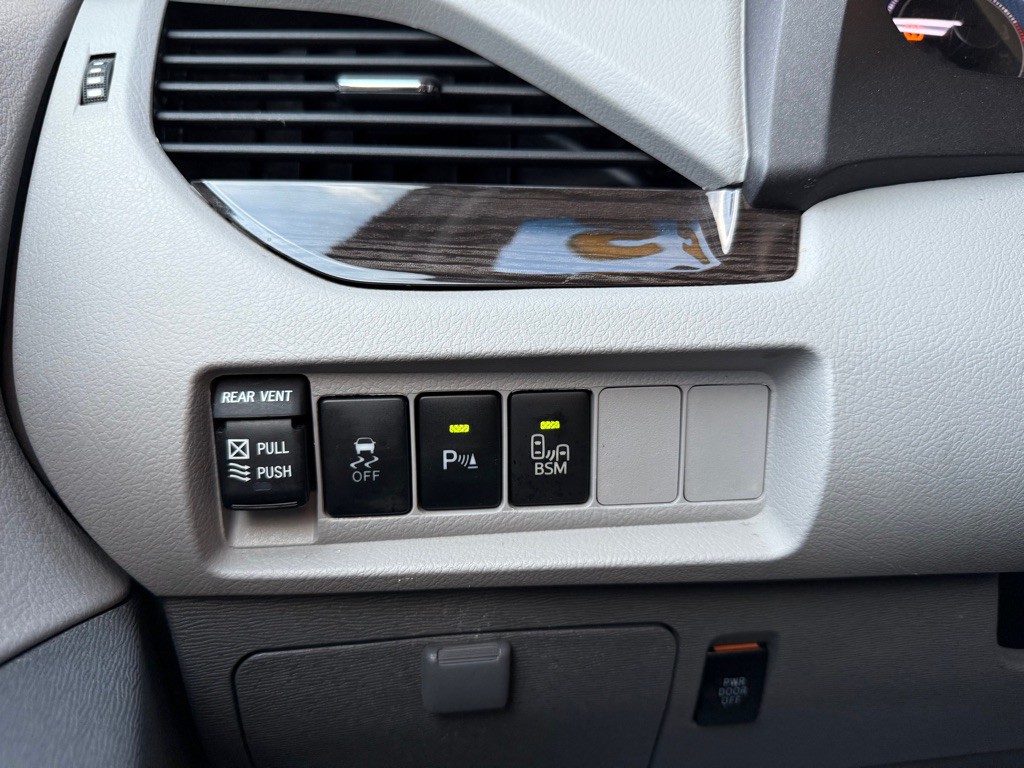 2016 Toyota Sienna Image 19