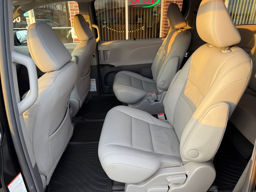 2016 Toyota Sienna Image 20