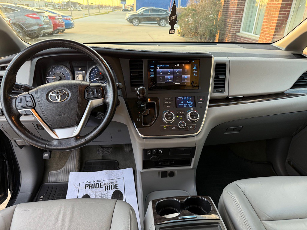 2016 Toyota Sienna Image 21