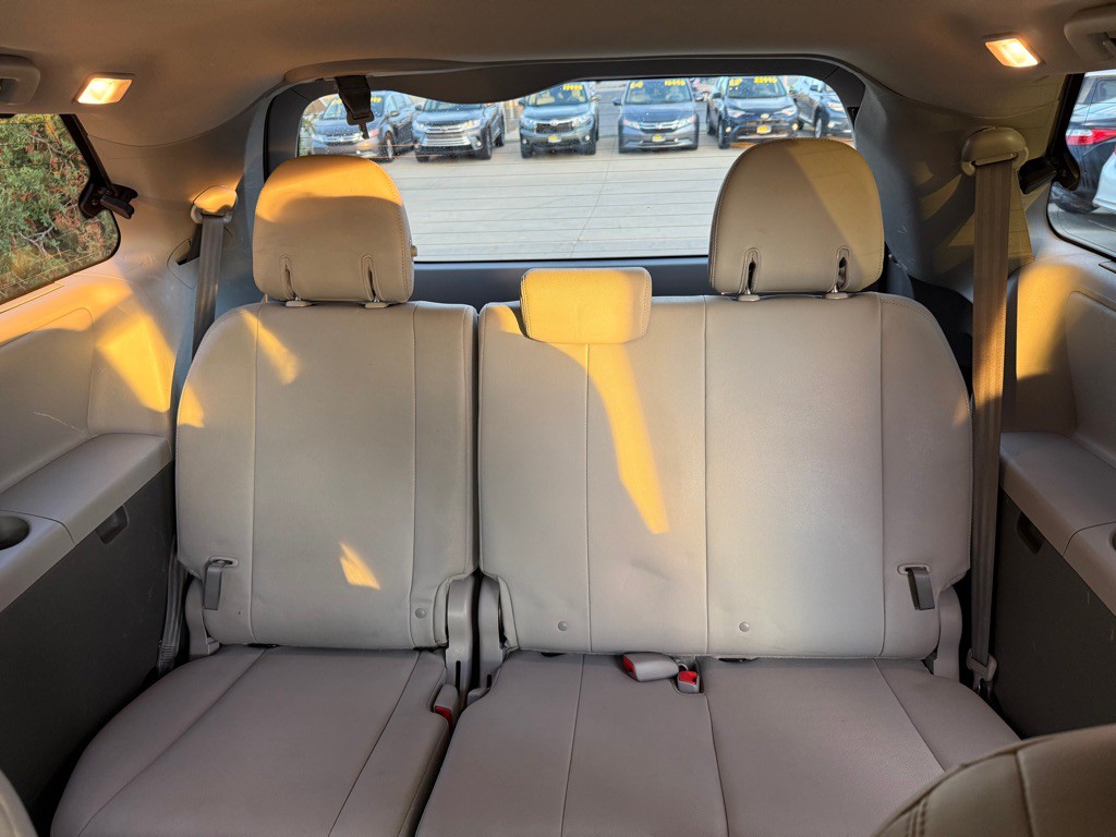 2016 Toyota Sienna Image 23