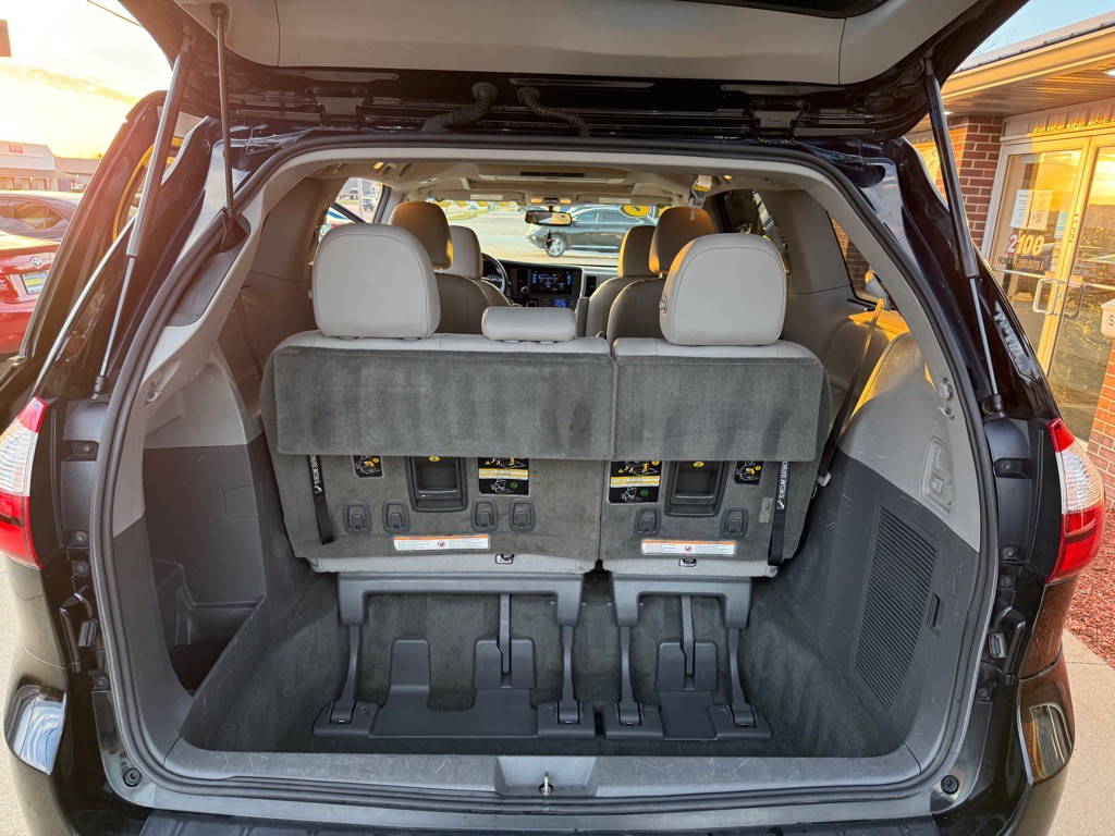 2016 Toyota Sienna Image 24