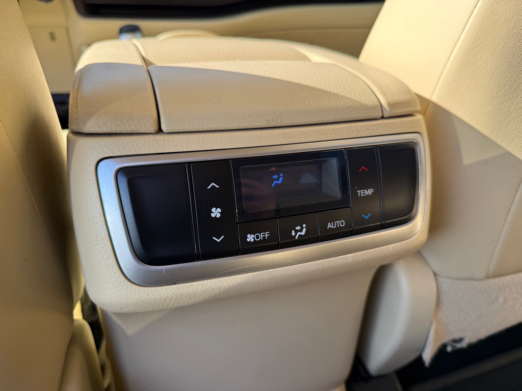 2015 Toyota Highlander Image 18