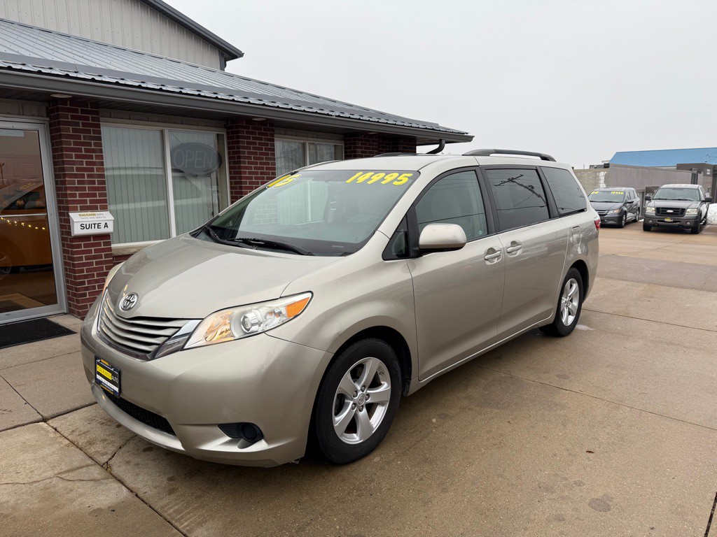 2015 Toyota Sienna Image 3