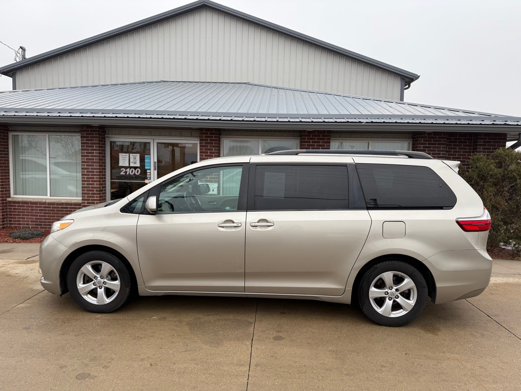 2015 Toyota Sienna Image 4