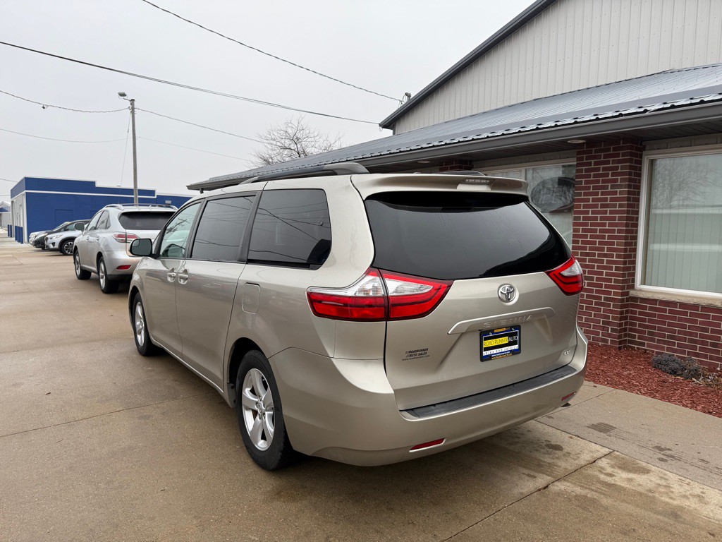 2015 Toyota Sienna Image 5