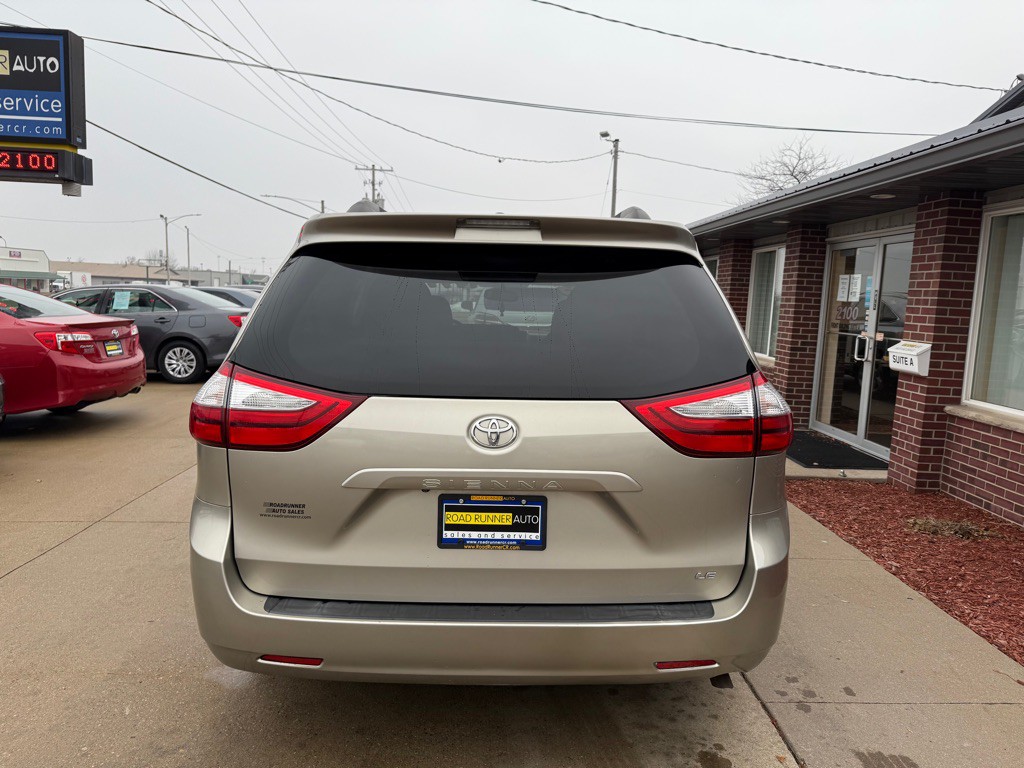 2015 Toyota Sienna Image 6