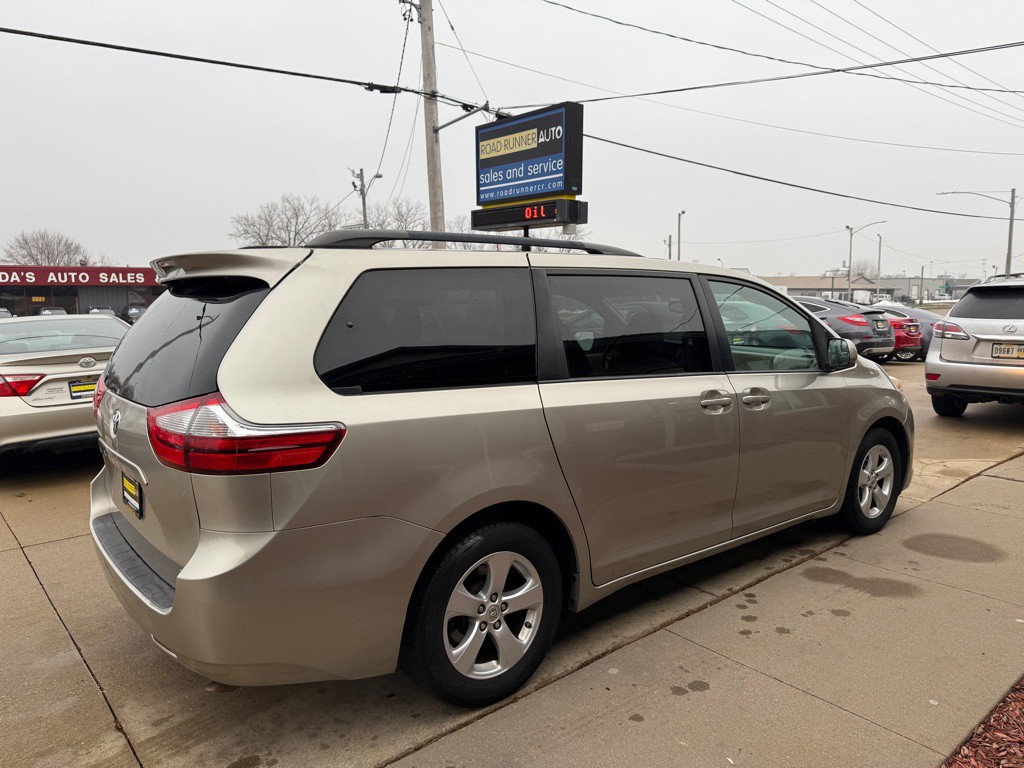 2015 Toyota Sienna Image 7