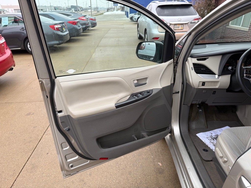 2015 Toyota Sienna Image 8