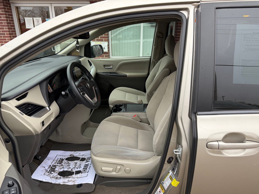 2015 Toyota Sienna Image 9