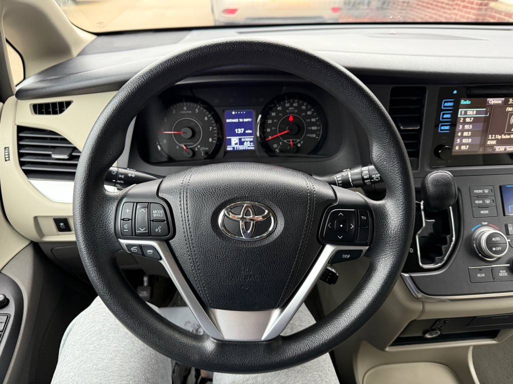 2015 Toyota Sienna Image 10