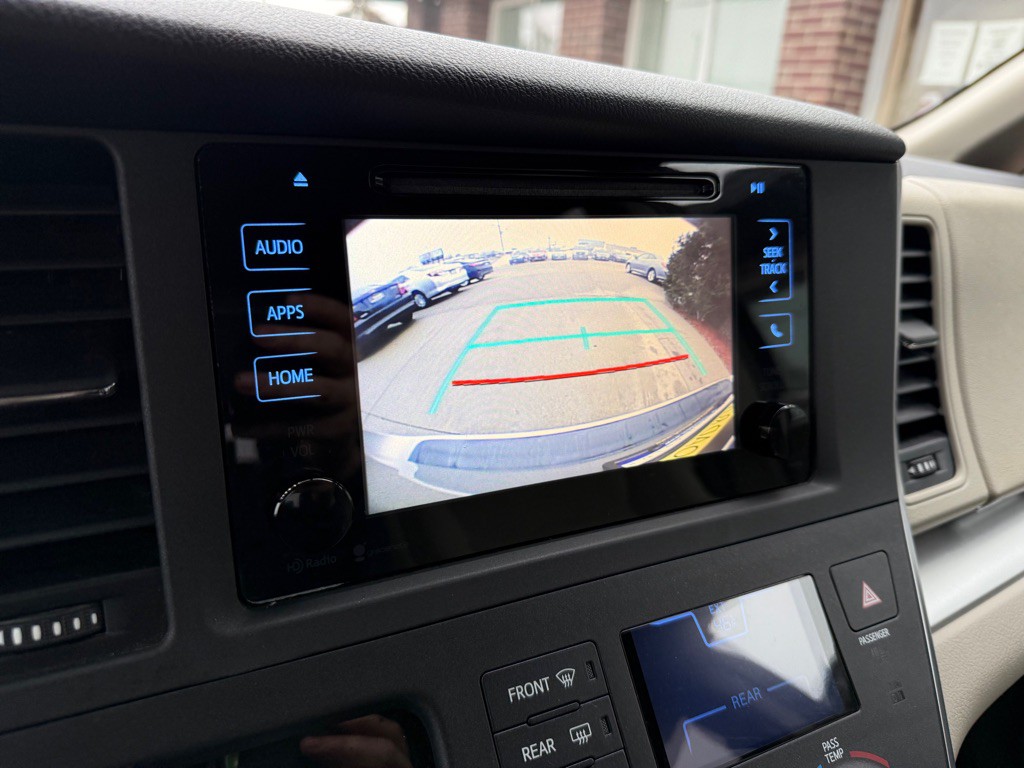 2015 Toyota Sienna Image 13