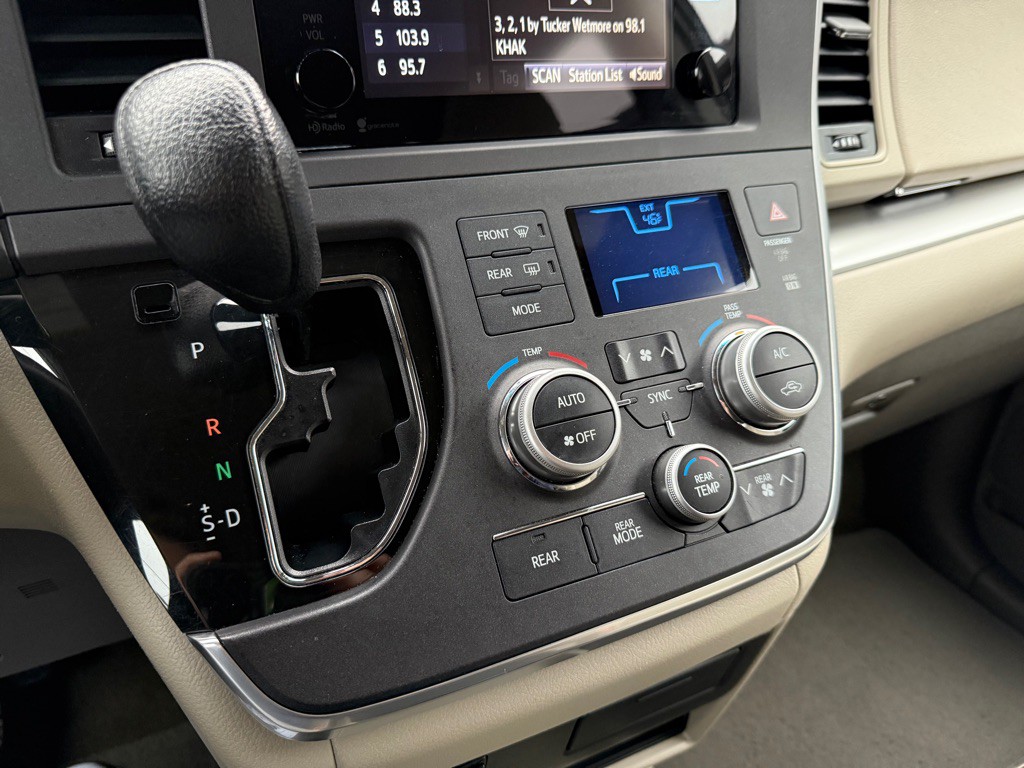 2015 Toyota Sienna Image 14