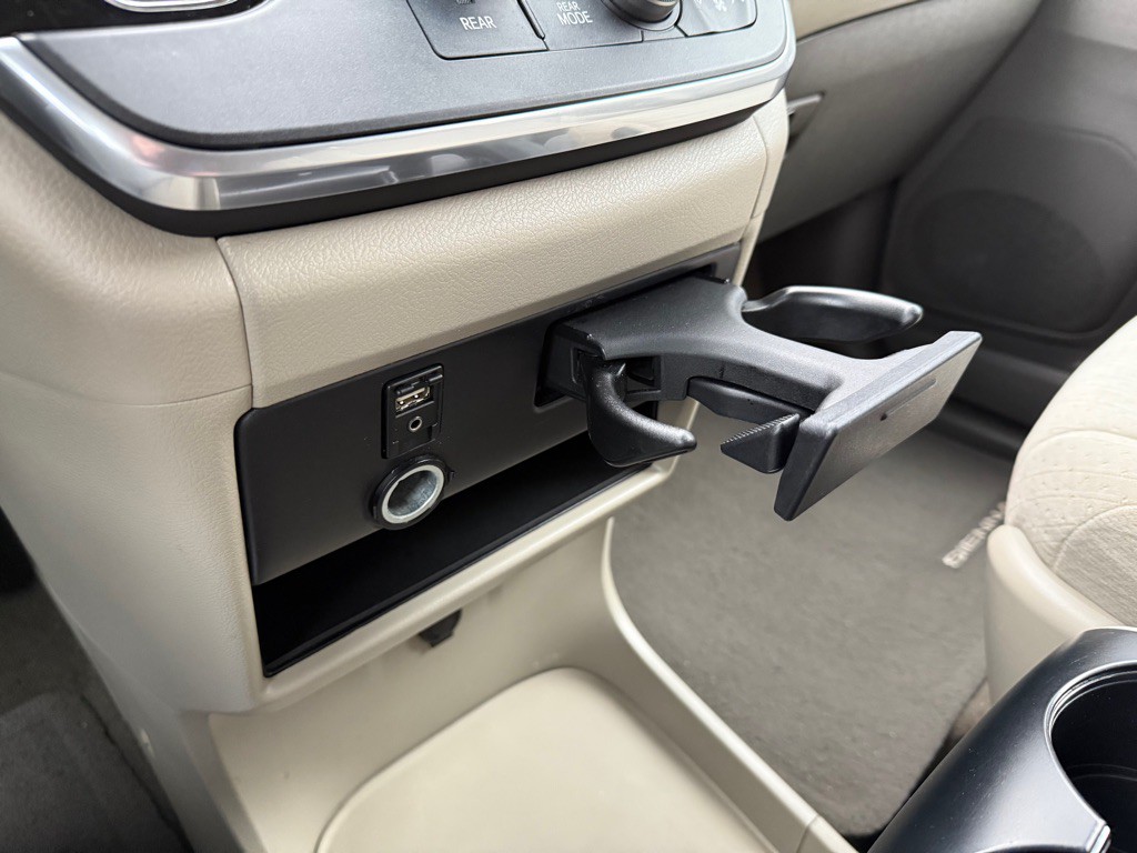 2015 Toyota Sienna Image 15