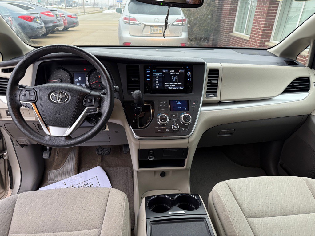 2015 Toyota Sienna Image 21