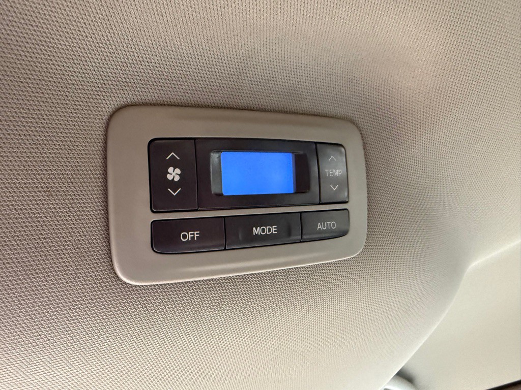 2015 Toyota Sienna Image 24