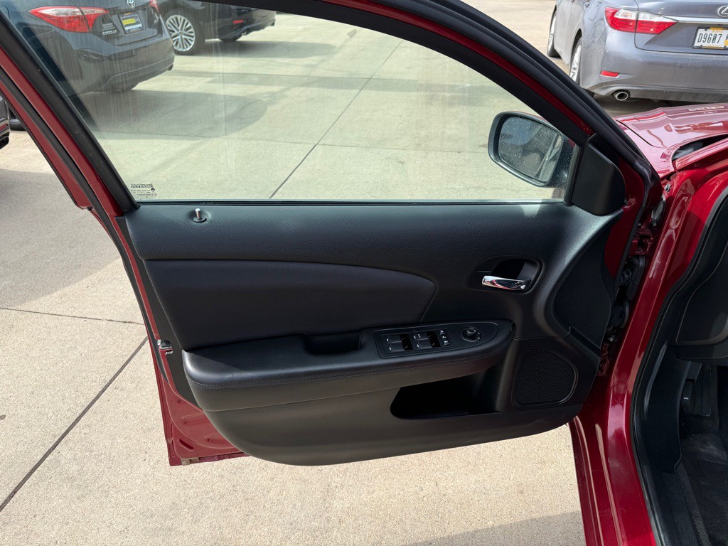 2013 Chrysler 200 Image 8