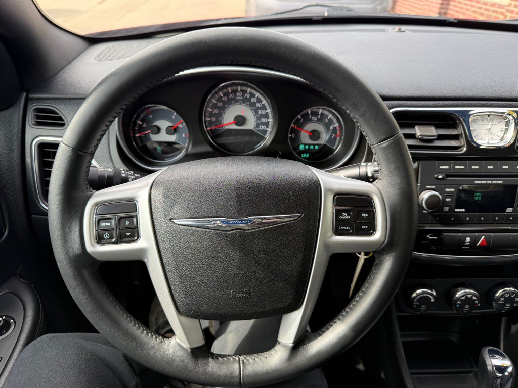 2013 Chrysler 200 Image 10