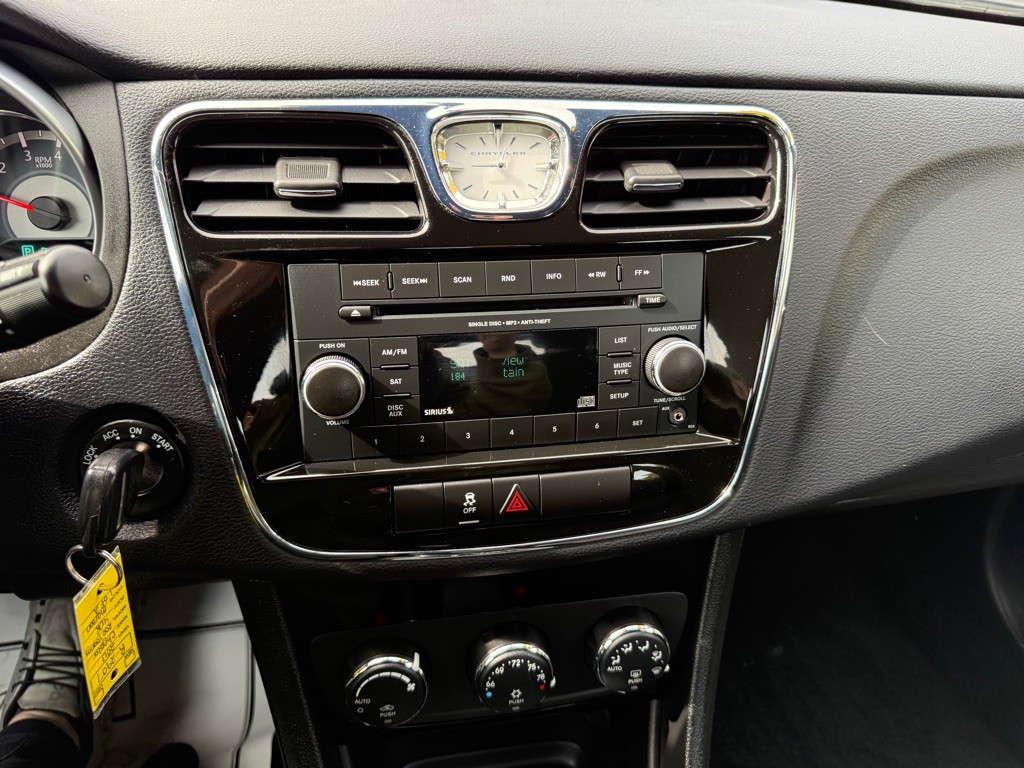 2013 Chrysler 200 Image 12