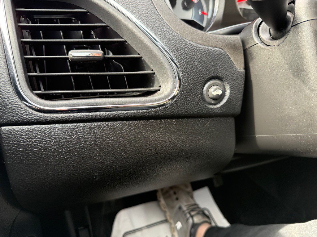 2013 Chrysler 200 Image 15