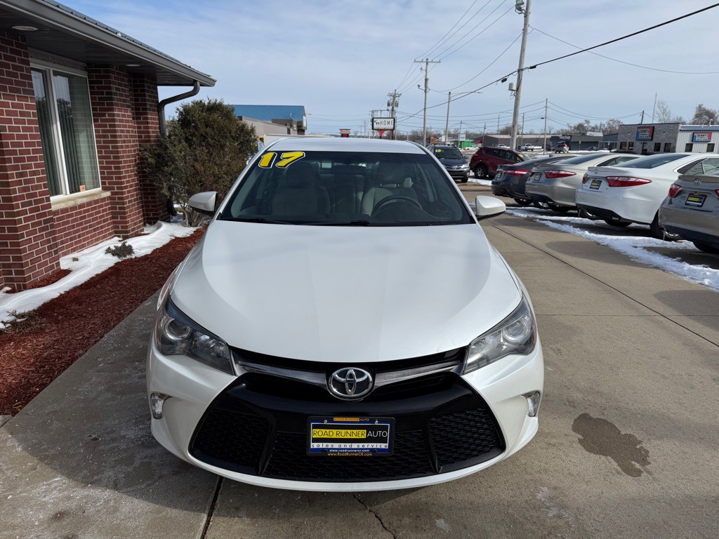 2017 Toyota Camry Image 2