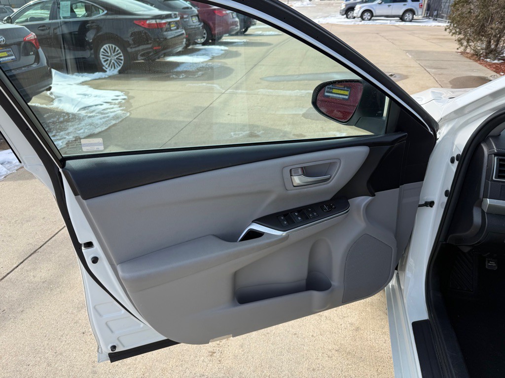 2017 Toyota Camry Image 8