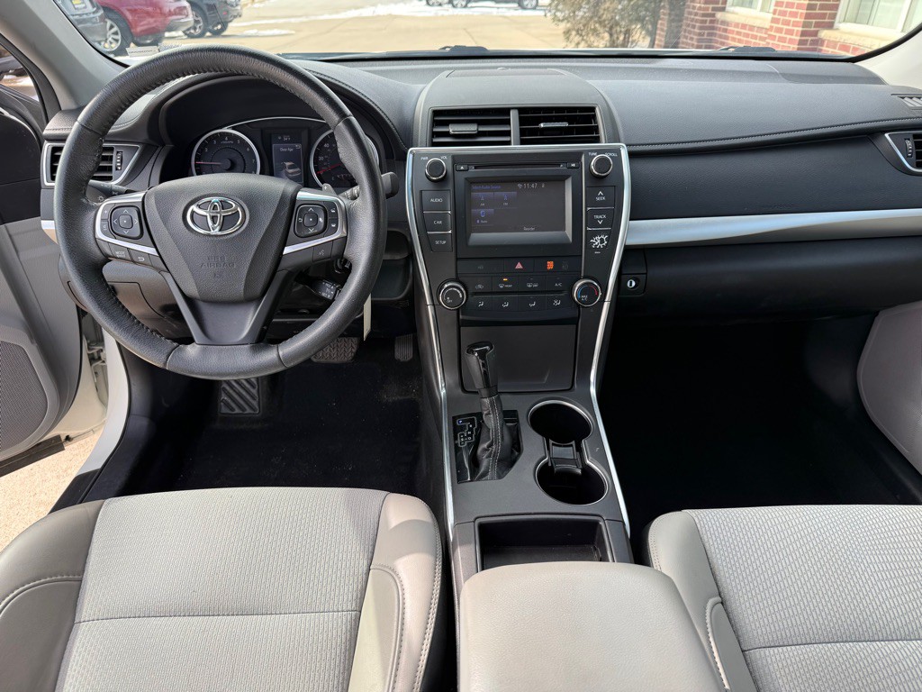 2017 Toyota Camry Image 18