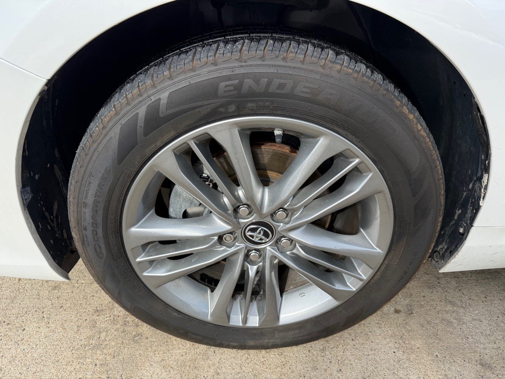 2017 Toyota Camry Image 20