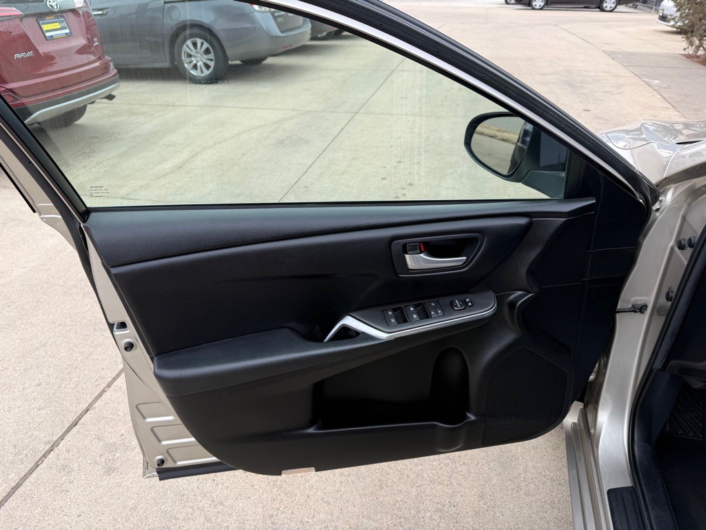 2017 Toyota Camry Image 8