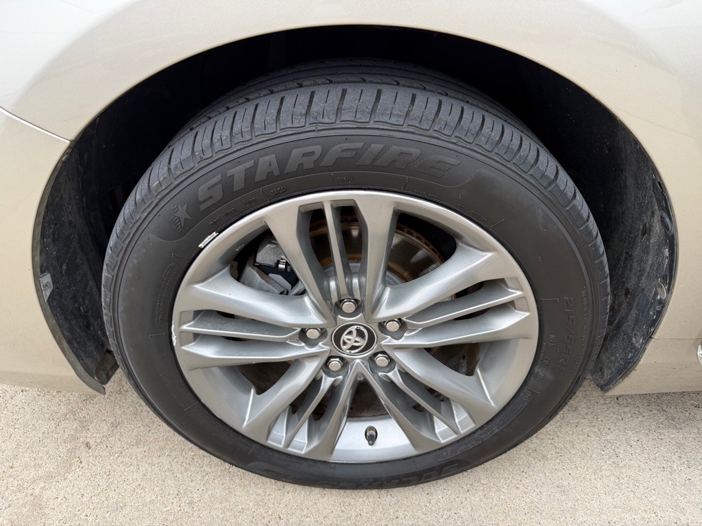 2017 Toyota Camry Image 21