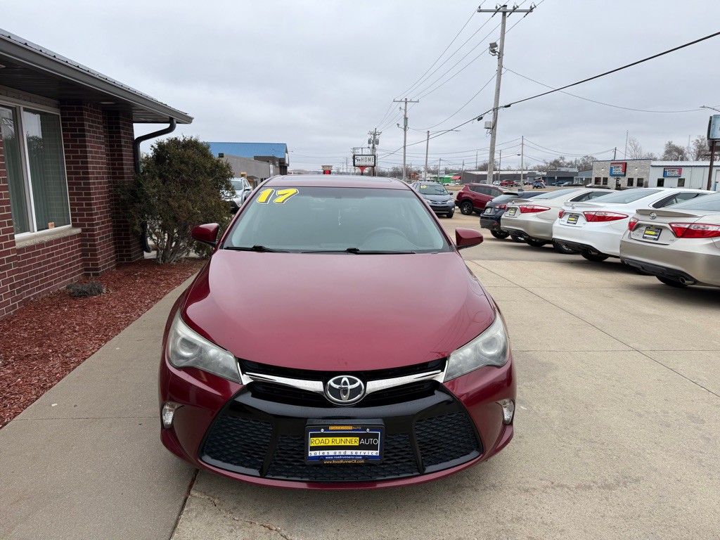 2017 Toyota Camry Image 2