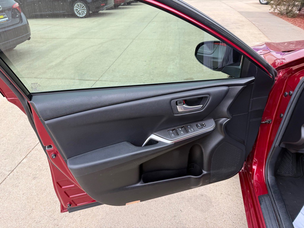 2017 Toyota Camry Image 8