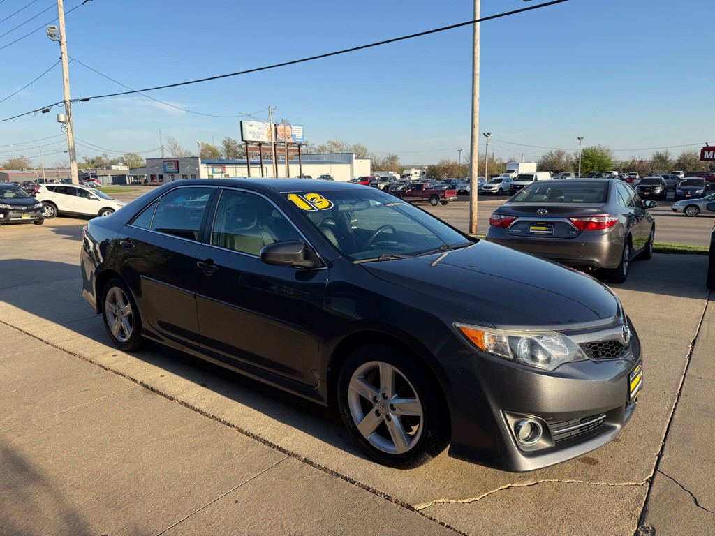 2013 Toyota Camry Image 1