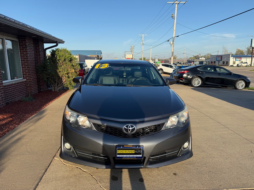 2013 Toyota Camry Image 2