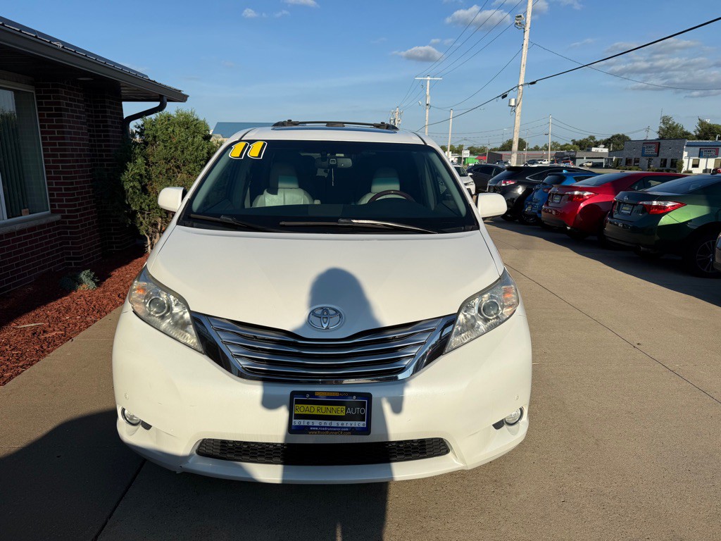 2011 Toyota Sienna Image 2