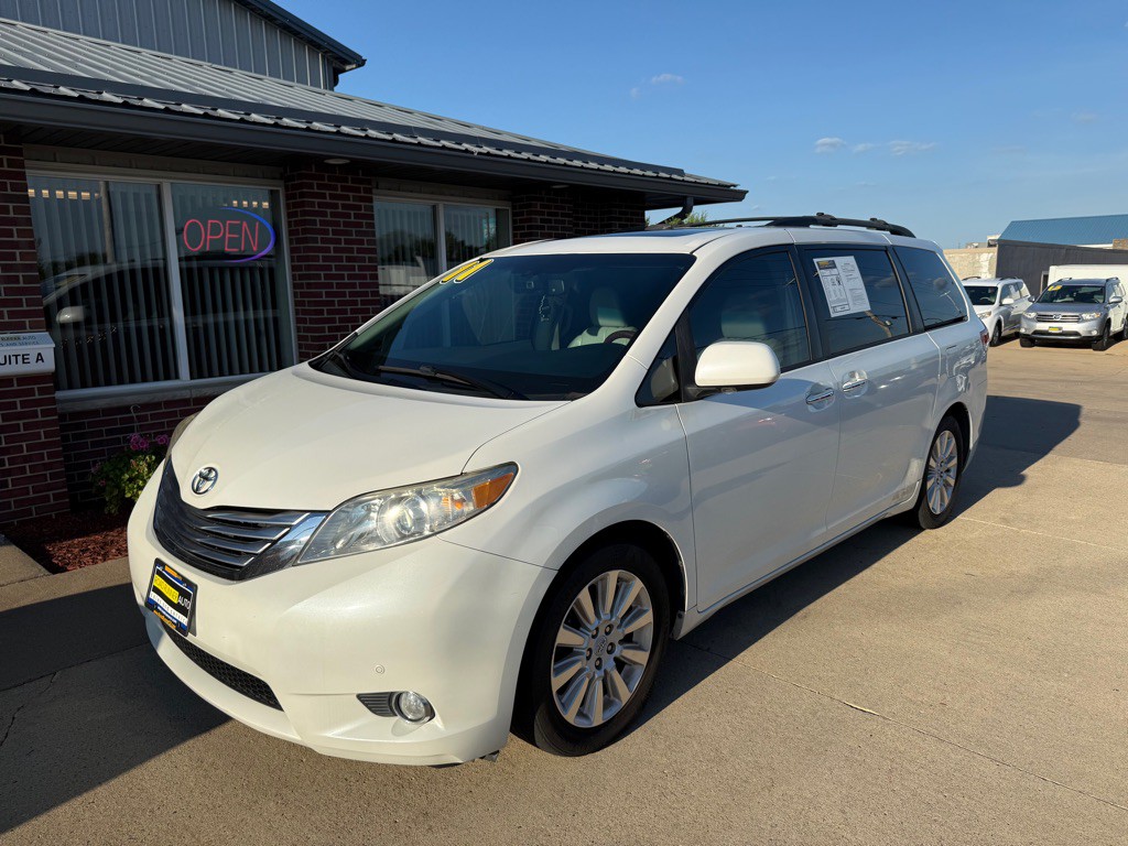 2011 Toyota Sienna Image 3
