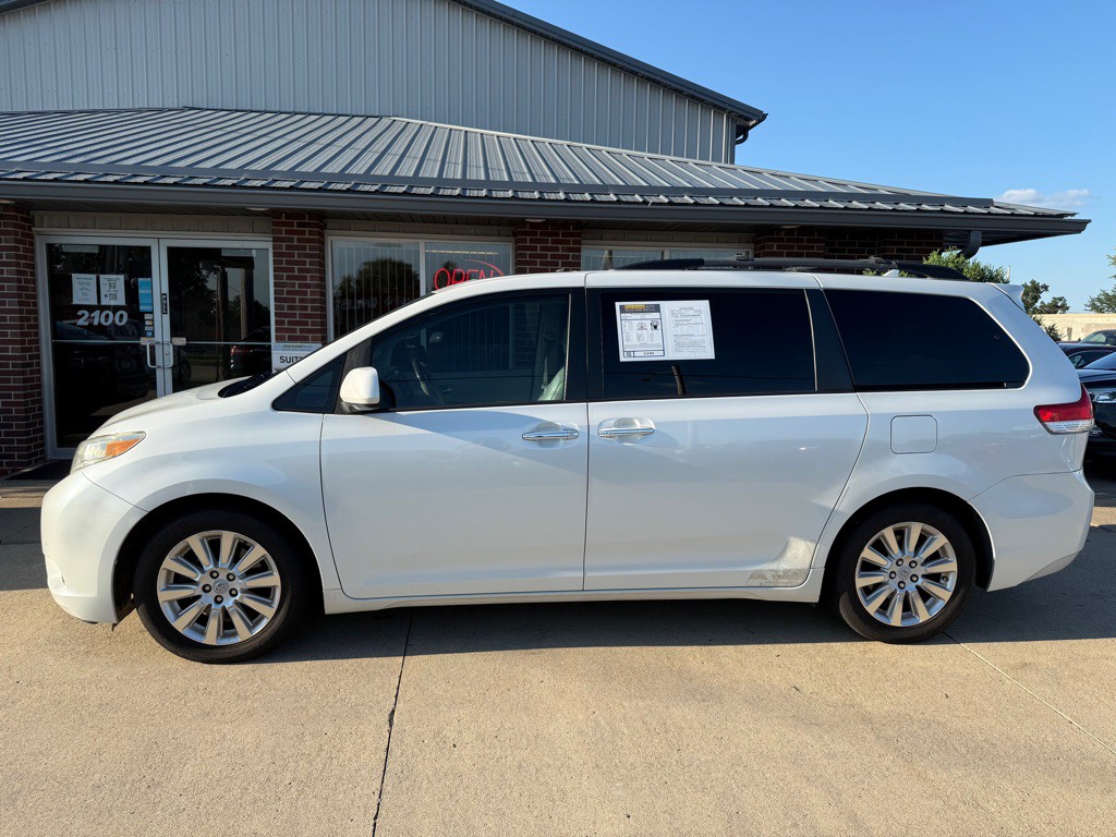 2011 Toyota Sienna Image 4