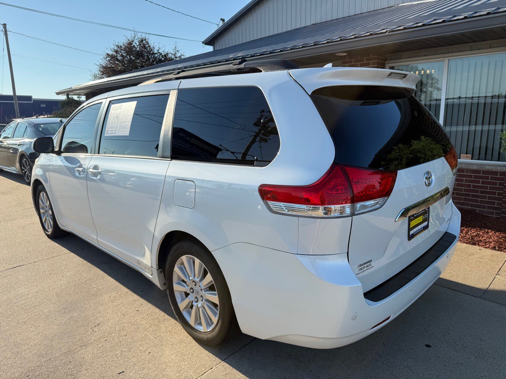 2011 Toyota Sienna Image 5