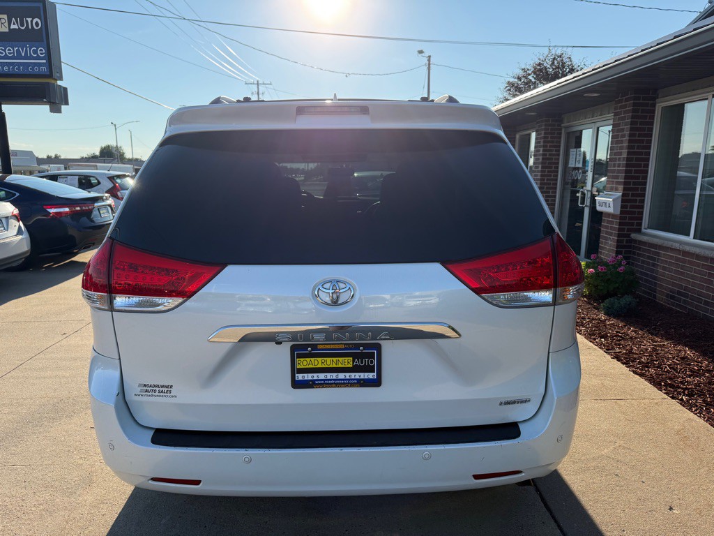 2011 Toyota Sienna Image 6
