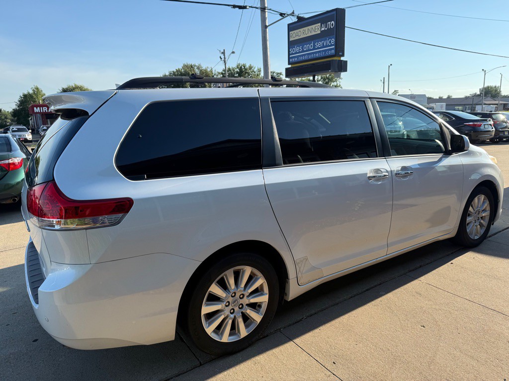 2011 Toyota Sienna Image 7