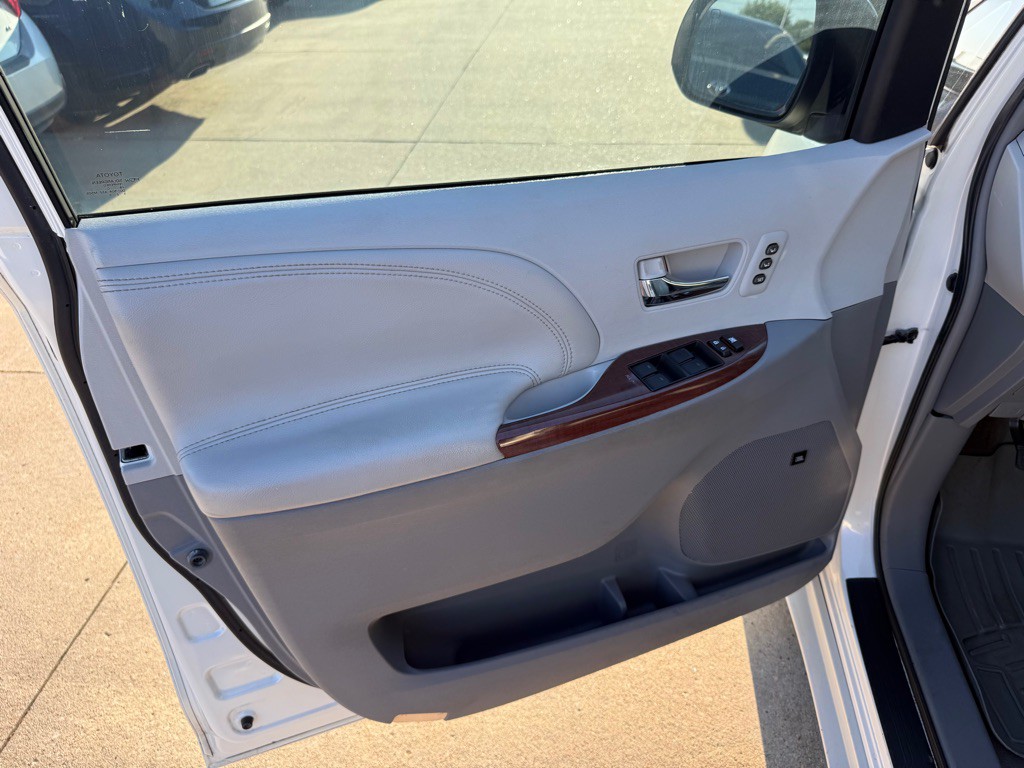 2011 Toyota Sienna Image 8