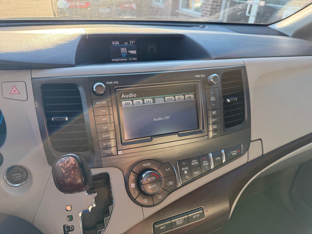 2011 Toyota Sienna Image 11
