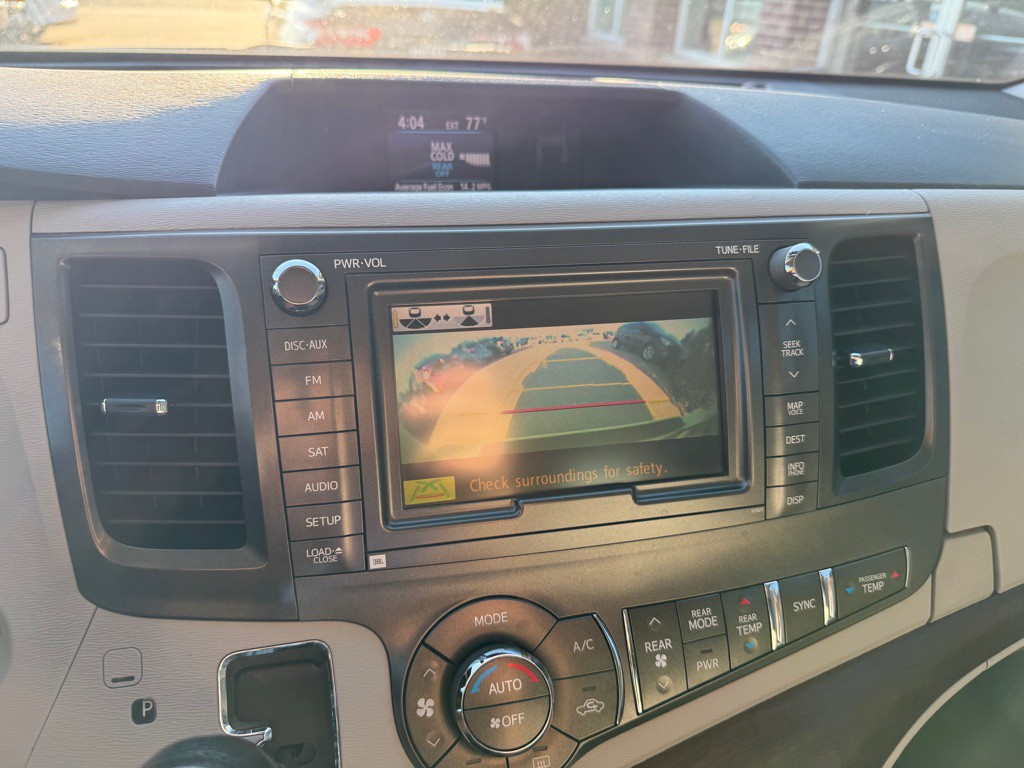 2011 Toyota Sienna Image 12