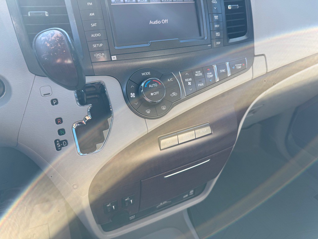 2011 Toyota Sienna Image 13