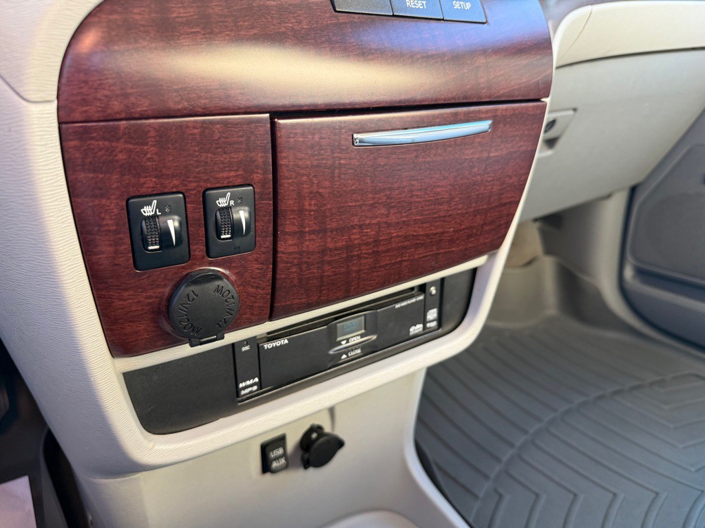 2011 Toyota Sienna Image 14