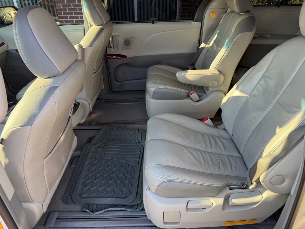 2011 Toyota Sienna Image 17