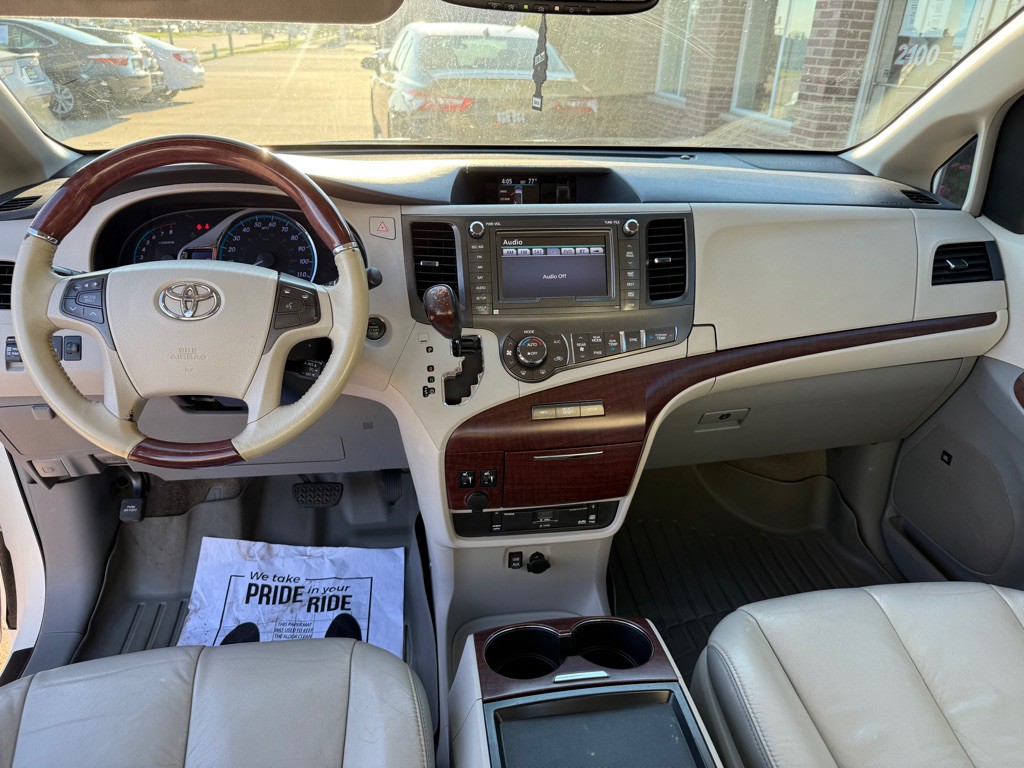 2011 Toyota Sienna Image 18